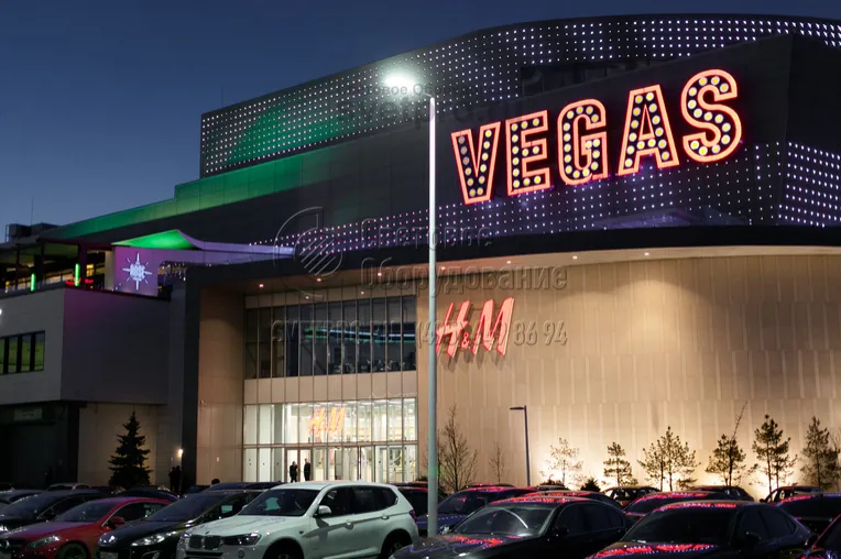 Освещение парковки ТРЦ Vegas г. Москва опорами НПК-9,0/11,0-02-ц., также обрабатываются декоративным покрытием порошковая окраска (RAL оговаривается при заказе).