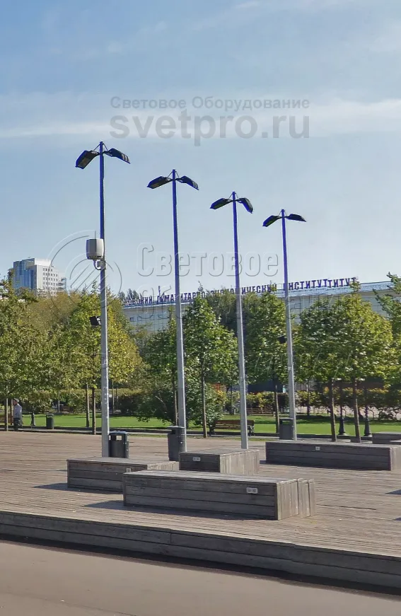 Подсветка зоны отдыха в сквере перед Московским Гуманитарно‐экономическим институтом.