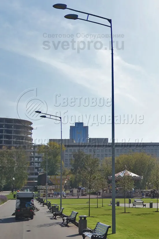 Освещение парков с размещением опор на территории газона не портит общий вид, смотрится аккуратно и гармонично.