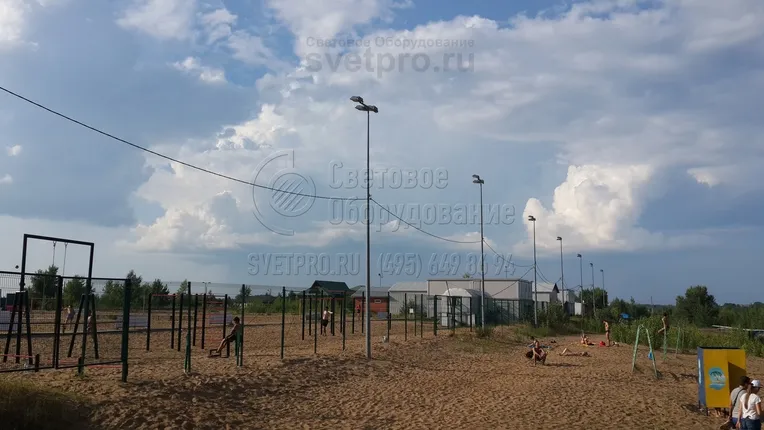 Парковое освещение, освещение пляжной зоны для обеспечения безопасности отдыхающих.