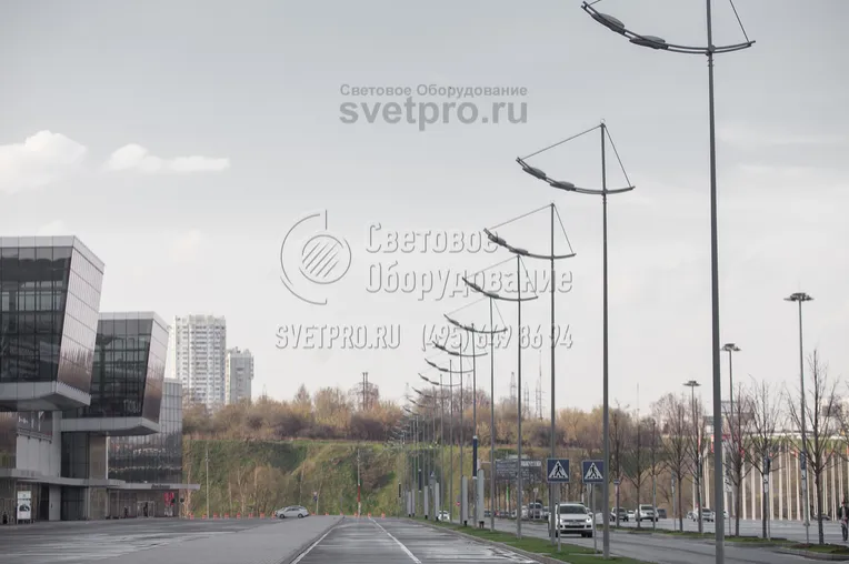 Освещение парковочной зоны перед торговым центром на прямостоечных опорах с декоративными кронштейнами фрегат.