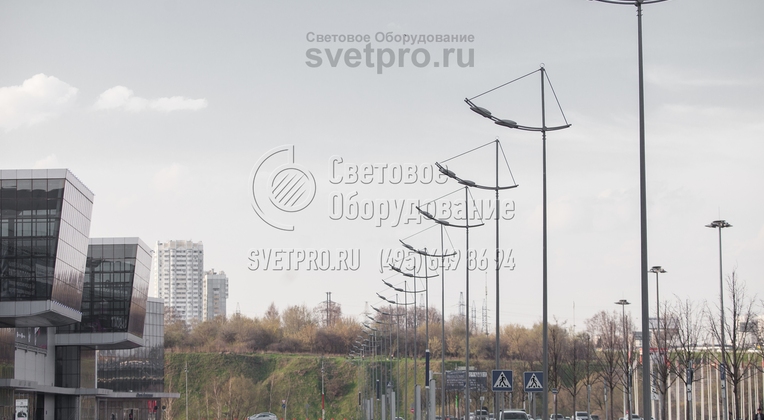 Освещение парковочной зоны перед торговым центром на прямостоечных опорах с декоративными кронштейнами фрегат.