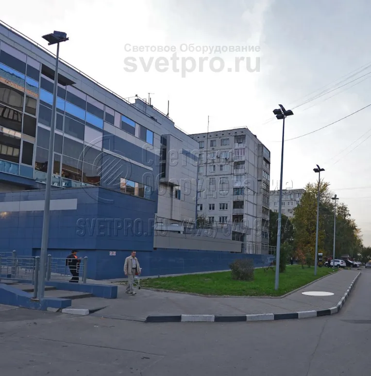 Освещение тротуаров и прилегающей территории с помощью прожекторов.