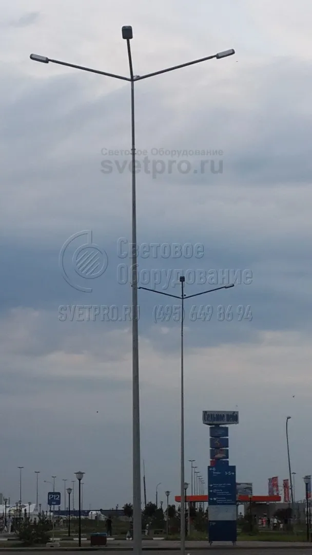 Освещение парковочной зоны перед торговым центром в Нижнем Новгороде.
