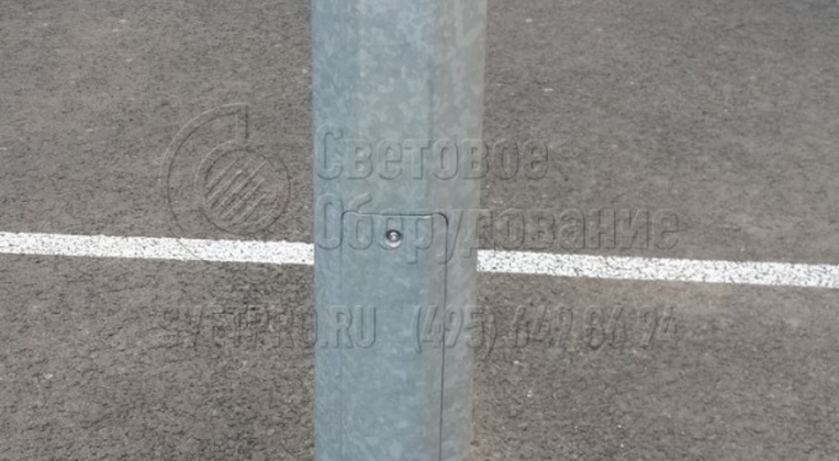 Вид только что смонтированной опоры в пробуренное в асфальте отверстие.