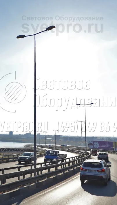 Освещение дороги моста через реку Ока.