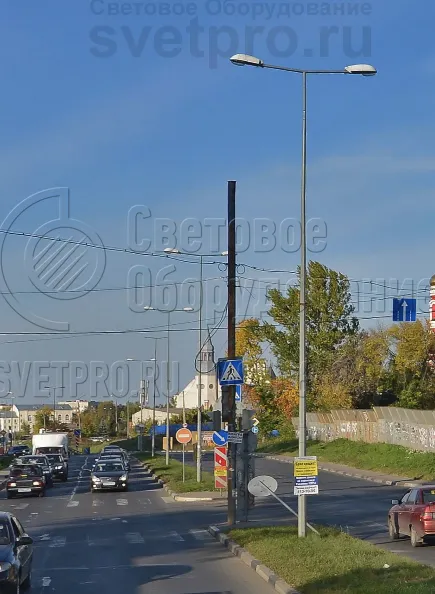 Опора с размещением на ней двухрожкового кронштейна.