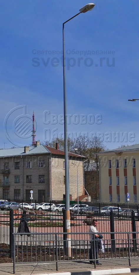 Опора для освещения территории организована при помощи одного светильника на консольном кронштейне.