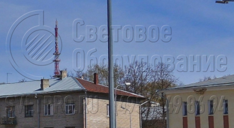 Опора для освещения территории организована при помощи одного светильника на консольном кронштейне.