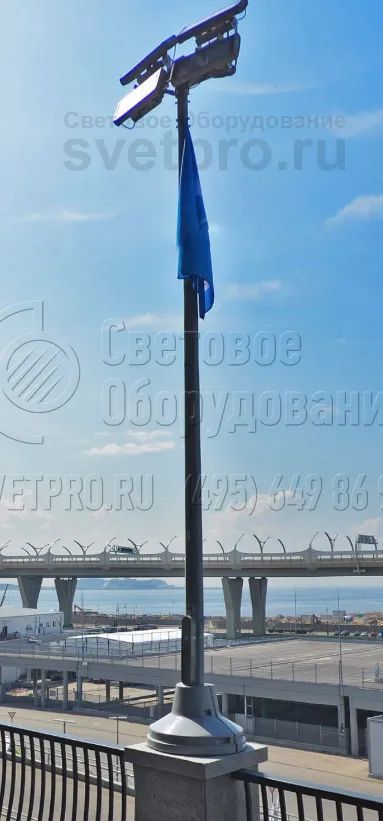 Граненая опора высотой 3 метра применяется для локального освещения. В варианте на фото она закреплена на элементе ограждения прогулочной зоны. Такой способ установки возможен только для фланцевых модификаций, так как прямостоечные ставятся в вырытый котлован и заливаются бетоном. 