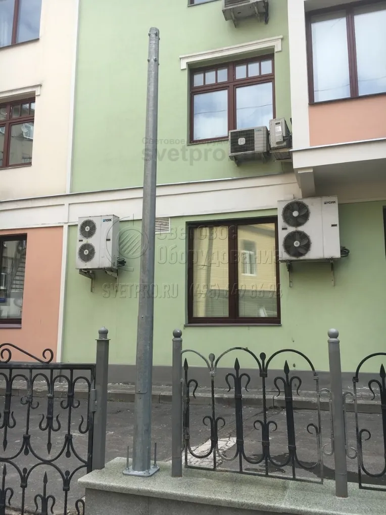 На фото изображен ствол граненой опоры. Верхняя часть конструкции выполнена в виде универсального оголовка. В нее можно будет вставить хвостовую часть кронштейна, на который затем крепятся светильники. Вся проводка проложена внутри ствола, поэтому защищена от вандальных действий. 