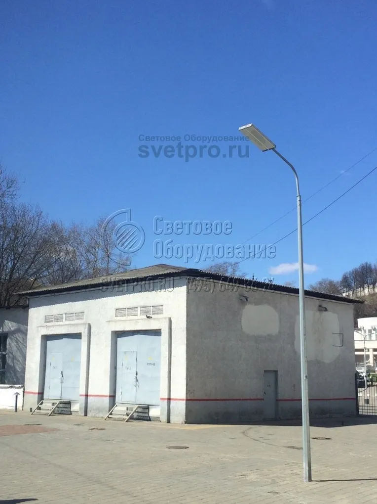 На фото представлен вариант граненой опоры с прямостоечной установкой. При использовании фланцевых инженерных конструкций ствол крепится на подпятник квадратной формы с болтами. Он не позволяет укладывать тротуарную плитку вплотную к опоре, как это изображено на фотографии. 