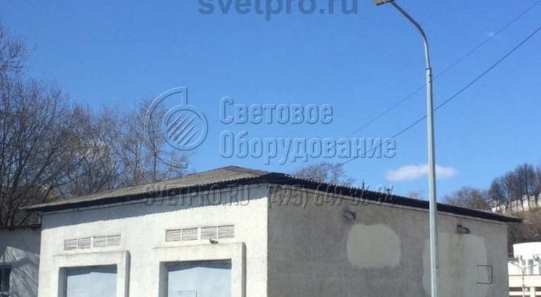 На фото представлен вариант граненой опоры с прямостоечной установкой. При использовании фланцевых инженерных конструкций ствол крепится на подпятник квадратной формы с болтами. Он не позволяет укладывать тротуарную плитку вплотную к опоре, как это изображено на фотографии. 
