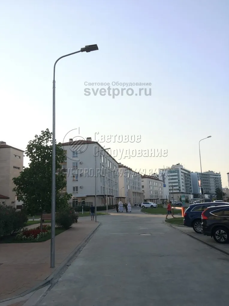 Изображенная на фото опора освещения состоит из двух основных элементов &mdash; ствола и кронштейна, закрепленного на оголовке. В этом варианте использован радиусный кронштейн под консольный светодиодный светильник. Вся провода установлена внутри и не портит внешний вид конструкции.