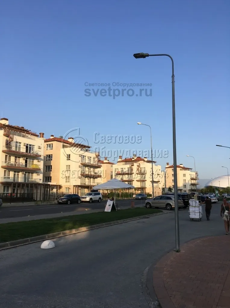 Фланцевый способ установки позволяет демонтировать опору без повреждения фундамента. Поэтому если конструкция, установленная вдоль дороги, будет деформирована при ДТП, ее можно открутить от ЗДФ и установить новую. Однако массивный подпятник может мешать укладке тротуарной плитки. 