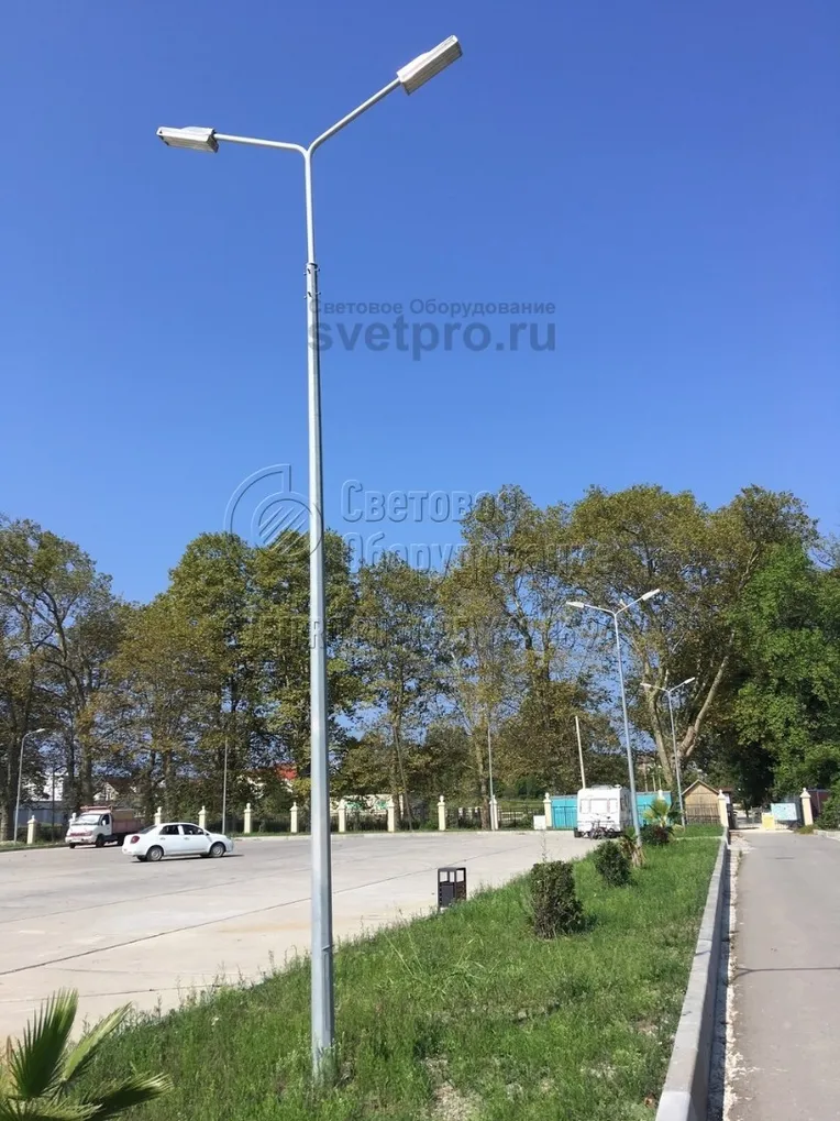 Ствол граненой опоры, изображенной на фото, делается из тонкого листа стали. При гибке на станке ему придают форму конического ствола. За счет разного веса верхней и нижней части центр тяжести смещается ближе к фланцу. И опора приобретает большую устойчивость, выдерживает сильный ветер.