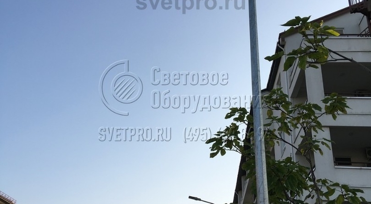 Крепление кронштейна со светильником производится с помощью болтов. Для фиксации не нужно использовать сварку или другое сложное оборудование. При повреждении детали кронштейн можно открутить и заменить на новый. При этом ствол опоры не повреждается и сохраняет свои характеристики. 
