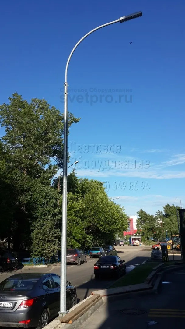 На фотографии представлен пример использования опоры для освещения тротуара рядом с проезжей частью. Обратите внимание, что корпус закреплен не на ЗДФ, а на закладных элементах ограждения. Такой способ установки доступен только для фланцевых конструкций с подпятником в нижней части. 