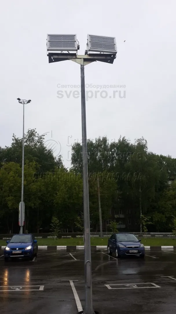 Для установки прожекторов на корпус опоры используется Т-образный кронштейн. Световые приборы крепятся на горизонтальную деталь кронштейна, провода для подводки питания расположены внутри. За счет монтажных скоб прожекторов можно точно направить световой поток.