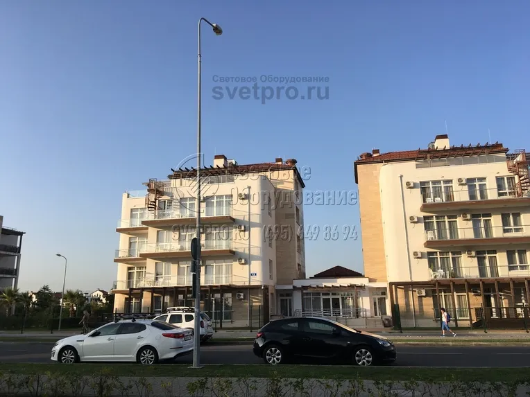 Ствол несиловой граненой опоры имеет избыточную прочность и несущую способность благодаря ребрам жесткости. Хотя это и не предусмотрено действующими стандартами на него можно установить дополнительные декоративные элементы или дорожные знаки, как это изображено на фото. 