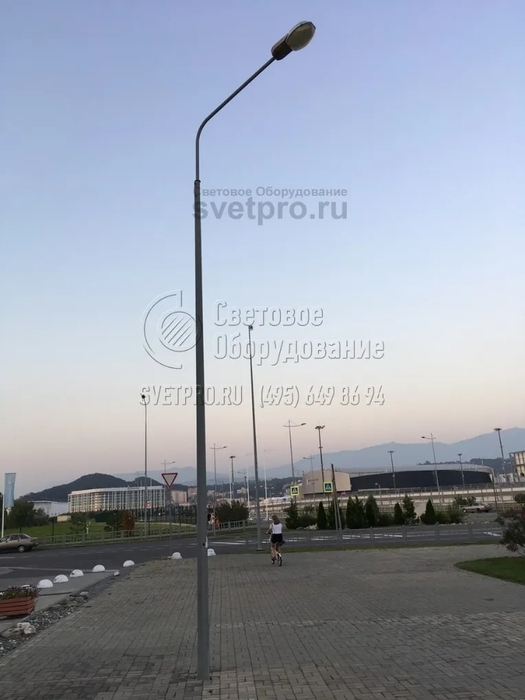 Пример применения конструкции с граненым корпусом для пешеходной дорожки. Такая система освещения отличается повышенной надежностью, так как силовые линии для работы ламп протянуты  под землей. Ввод кабеля внутрь ствола выполнен в технологическом отверстии ЗДФ. 