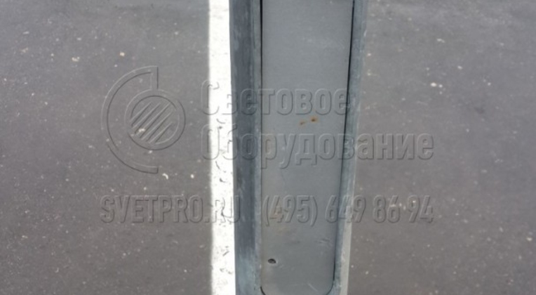 Так как силовые кабели к опоре подводятся под землей, подключение провода к электрической проводке опоры производится внутри ревизионного отверстия. В рабочем состоянии оно закрыто крышкой с ключом. Крышка исключает доступ посторонних и защищает коммутационную колодку от дождя. 