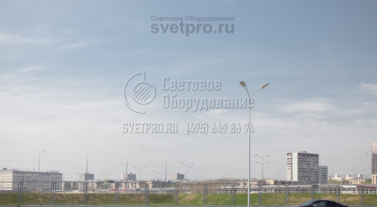 Различные кронштейны позволяют по-разному освещать проезжую часть. На изображении представлен вариант конструкции с двумя трубками для установки СП, угол между ними составляет 45о. Благодаря этому ярко освещается проезжая часть для безопасного движения машин. 
