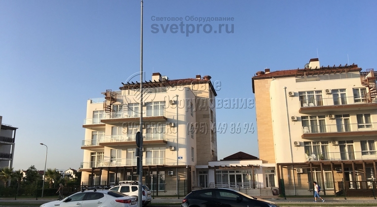 Ствол несиловой граненой опоры имеет избыточную прочность и несущую способность благодаря ребрам жесткости. Хотя это и не предусмотрено действующими стандартами на него можно установить дополнительные декоративные элементы или дорожные знаки, как это изображено на фото. 