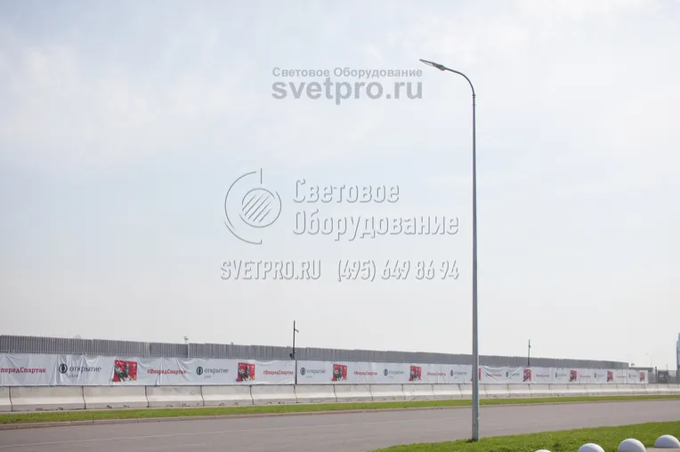 На фото приведен пример использования граненой опоры для освещения проезжей части. На конструкции установлен светильник со светодиодами. Провода проложены внутри полого ствола и не портят внешний вид изделия. Благодаря фланцу поврежденный ствол можно заменить без замены ЗДФ. 