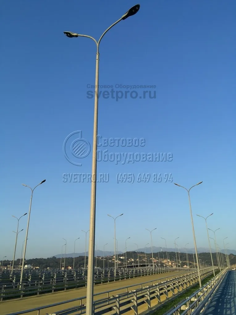 Граненая опора с корпусом высотой в 7 метров позволяет устанавливать светильники на большой высоте. Если использовать два световых прибора, можно обеспечить освещение двух полос автомобильной магистрали. Это сокращает затраты на покупку инженерных конструкций во время строительства. 