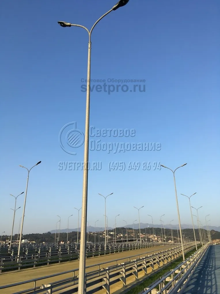 Опоры, изображенные на фото, изготавливаются из углеродистой листовой стали. Марка и толщина материала определяется согласно действующим стандартам и типовой проектной документации. Сталь поставляется на производство в рулонах и для изготовления корпусов режется на детали на станке. 