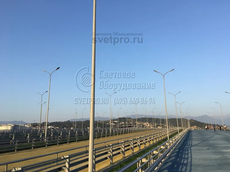 В процессе производства осветительных конструкций листы стали гнутся на гидравлических станках. В результате получается корпус, имеющий форму многогранника. Вершины этой геометрической фигуры формируют ребра жесткости, благодаря которым увеличивается несущая способность. 