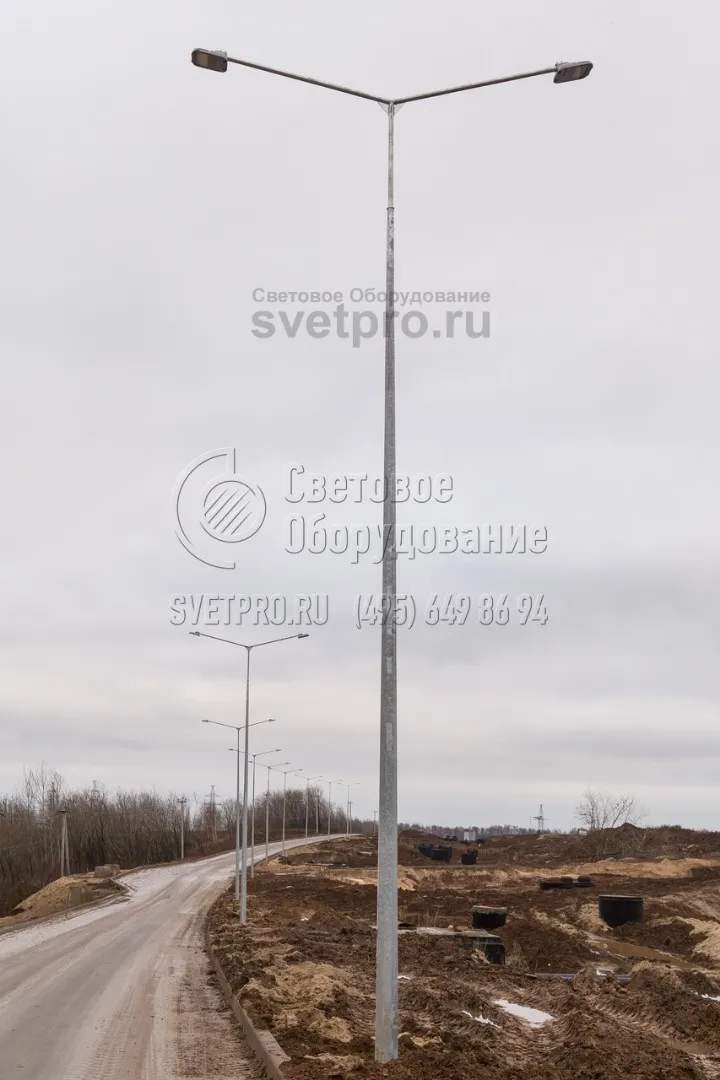 Так как изображенные опоры являются несиловыми, кабели к ним проводятся под землей в специальных траншеях. Глубина прокладки кабеля рассчитывается так, чтобы при выполнении строительных работ на поверхности силовая линия не была повреждена. Провод находится в защитной оболочке. 