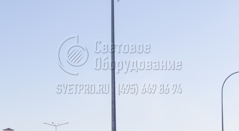 Опоры, изображенные на фото, применяются для строительства систем освещений населенных пунктов. Несмотря на свой индустриальный внешний вид, они органично сочетаются с другими инженерными конструкциями. Разнообразить дизайн помогают кронштейны для световых приборов. 