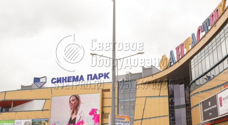 Благодаря кронштейнам можно изменить внешний вид опор, придав ему современные черты. В варианте на фото вместо традиционных радиусных используются безрадиусные кронштейны с большой высотой и длинным выносом. Конструкция приобретает футуристичный внешний вид без значительных вложений. 