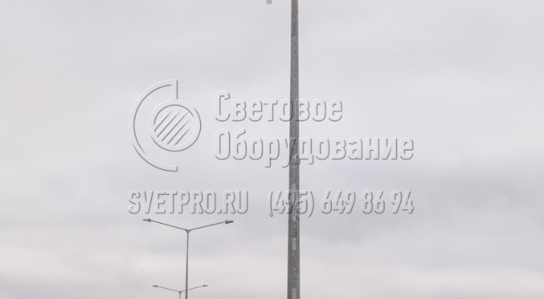 Так как изображенные опоры являются несиловыми, кабели к ним проводятся под землей в специальных траншеях. Глубина прокладки кабеля рассчитывается так, чтобы при выполнении строительных работ на поверхности силовая линия не была повреждена. Провод находится в защитной оболочке. 