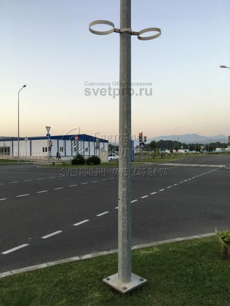 Ствол несиловой опоры предназначен для удержания светильников. Однако его прочность избыточна для веса одних световых приборов. Поэтому часто на него устанавливаются декоративные конструкции и вспомогательные элементы (для цветов, флагов). Силовые линии находятся под землей. 