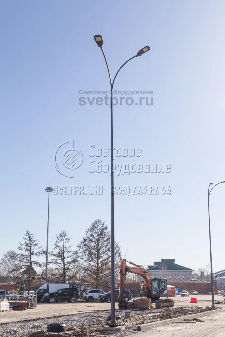 Перед установкой опоры в котлован в месте монтажа вставляется закладная деталь фундамента, которая затем заливается бетоном. Кабель подводится под землей через технологическое отверстие. Разделение &laquo;мокрого&raquo; процесса и установки наземной части позволяет оптимизировать монтаж. 