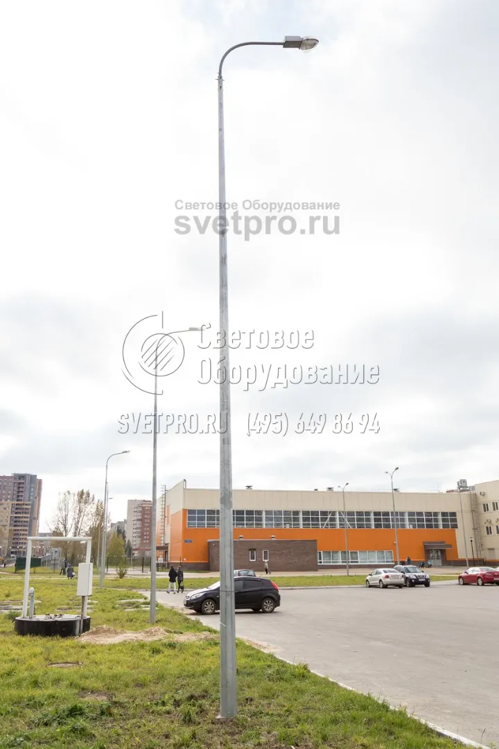 Несиловая опора, изображенная на фото, подключается к силовой линии под землей. За счет этого не нужно использовать подъемную технику для коммутации подземных электрических проводов и внутренней проводки ствола. Все работы осуществляются с уровня земли.