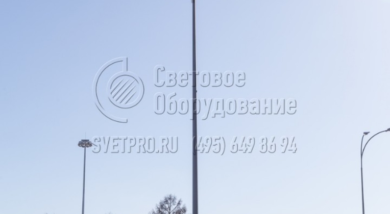 Перед установкой опоры в котлован в месте монтажа вставляется закладная деталь фундамента, которая затем заливается бетоном. Кабель подводится под землей через технологическое отверстие. Разделение «мокрого» процесса и установки наземной части позволяет оптимизировать монтаж. 