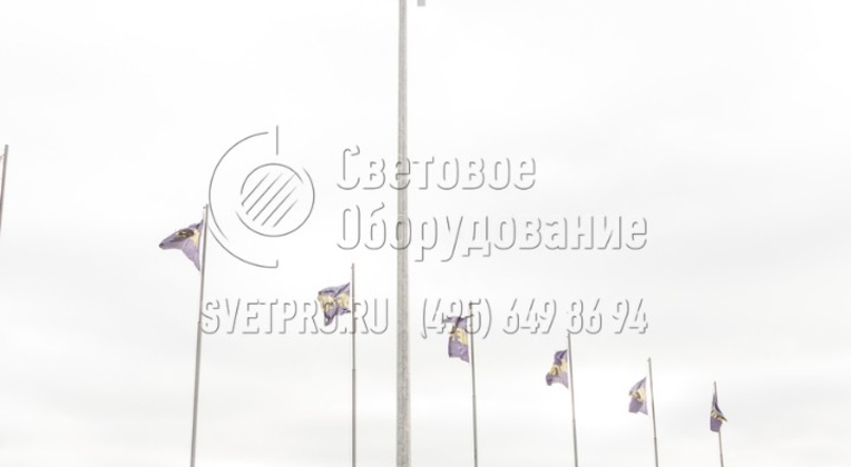Установленные на парковке для транспорта опоры мешают передвижению автомобилей по ней. Но благодаря прочности граненого корпуса и высокой несущей способности на одну инженерную конструкцию можно установить до 4 светильников. Они создают яркое заливающее освещение вокруг. 