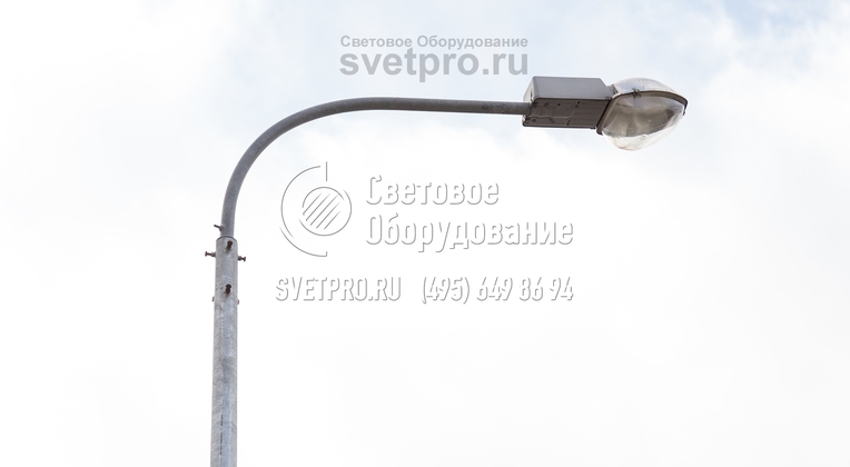 На фото изображен кронштейн для осветительной опоры. На котором установлен световой прибор консольного типа с газоразрядной лампой. Обратите внимание, что провода проложены внутри полой детали, поэтому не висят в воздухе, не портят внешний вид конструкции и защищены от повреждений. 