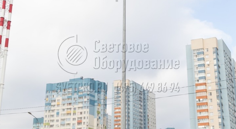 На фото изображена несиловая опора с многогранным корпусом. Она используется для освещения придомовой территории в районе массового проживания людей. Проводка, по которой подается питание к светильнику, находится внутри ствола. Поэтому исключается опасность поражения током прохожих. 