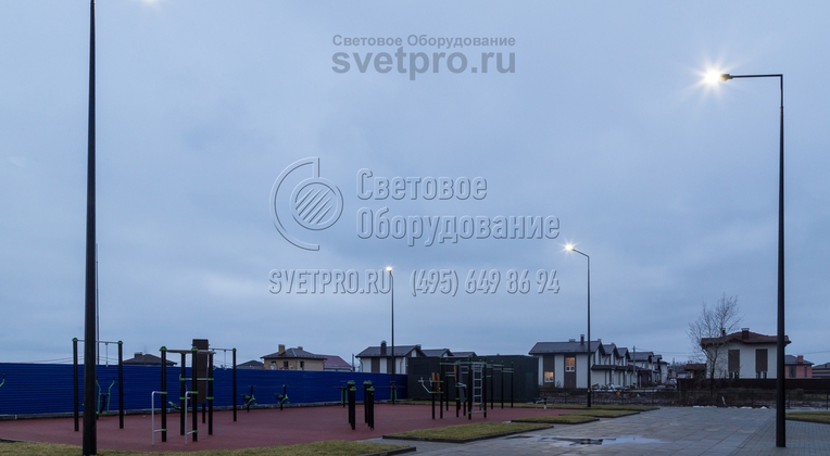 Пример использования опор с футуристичным дизайном для освещения тротуара и спортивной площадки. Для придания конструкциям современного внешнего вида используются кронштейны из двух деталей, соединенных под прямым углом. Установлен светильник с газоразрядной лампой и ПРА внутри. 