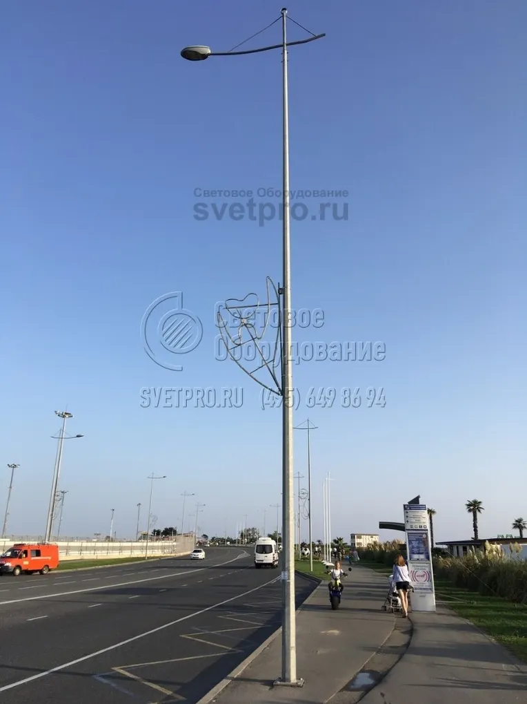 При установке граненых опор вдоль автомобильных дорог используются обычно фланцевые конструкции. Монтаж производится с помощью болтов, поэтому можно демонтировать поврежденный ствол без разрушения фундамента. Однако опорная площадка занимает место на тротуаре. 