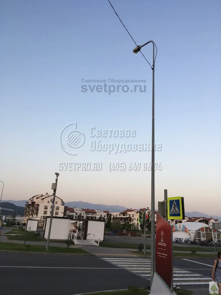 Несиловая опора согласно действующему стандарту не предназначена для подвешивания воздушных силовых линий. Однако благодаря избыточной прочности и несущей способности такой вариант подключения возможен. Для крепления самонесущего кабеля используются накладные кронштейны. 