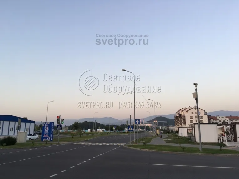 Несиловые опоры могут выдержать нагрузку от установленных на верхушке светильников. Но, в отличие от круглоконических моделей, их несущая способность избыточна за счет ребер жесткости. Поэтому инженеры используют воздушное подключение силовых линий, хотя это и не предусмотрено. 