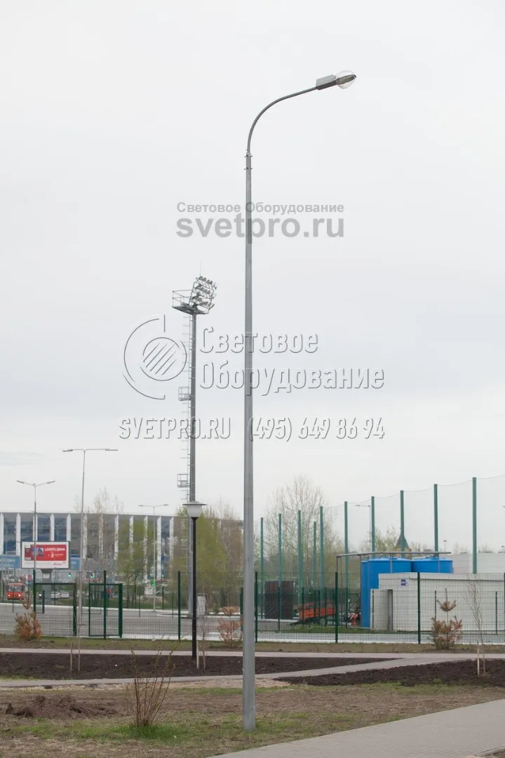 Опора высотой в 10 метров может использоваться как часть общей осветительной инфраструктуры большого объекта. В примере на фотографии опора освещения установлена вместе с парковой опорой на заднем плане и мачтой освещения со стационарной короной и технологической площадкой. 