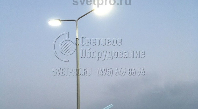 Корпус опоры, изображенной на фото, делается из тонкой листовой стали. Она поставляется производителю в рулонах от проверенных поставщиков. Марку стального листа и его толщину определяют по типовой документации или рассчитывают индивидуально под конкретные условия использования. 