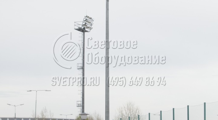 Опора высотой в 10 метров может использоваться как часть общей осветительной инфраструктуры большого объекта. В примере на фотографии опора освещения установлена вместе с парковой опорой на заднем плане и мачтой освещения со стационарной короной и технологической площадкой. 